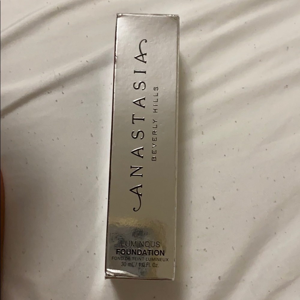 Anastasia Beverly Hills luminous foundation